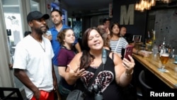 活动人士在佛罗里达州一间餐馆举行无口罩聚会抗议政府强制性戴口罩规定(路透社2020年7月11日)