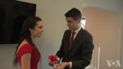 美国万花筒:美国高中毕业舞会经久不衰 美国万花筒:美国高中毕业舞会经久不衰