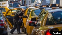 一位妇女走出纽约的计程车(2013年9月24日)