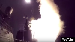 录像画面显示俄罗斯海军战舰向伊斯兰国组织在叙利亚的基础设施发射巡航导弹。(2015年10月7号)