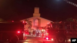 圣露西郡治安官办公室公布的照片显示,消防人员在佛罗里达州皮尔斯堡伊斯兰中心大火现场作业。(2016年9月12日)
