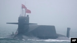 资料照:中国海军一艘094A型晋级弹道导弹核潜艇在青岛附近海域参加海军检阅。(2018年4月23日)