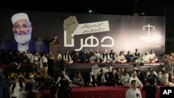 2023 年 9 月 21 日星期四,宗教政党伊斯兰大会党的支持者在巴基斯坦拉合尔举行静坐,敦促政府扭转最近上涨的电力和燃料价格。