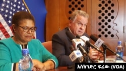 资料照片:共和党联邦众议员史密斯(图右)和民主党联邦众议员巴斯(图左)。