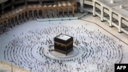 沙特媒体部门提供的2020年8月2日穆斯林朝圣者在麦加圣地朝圣时的情景。