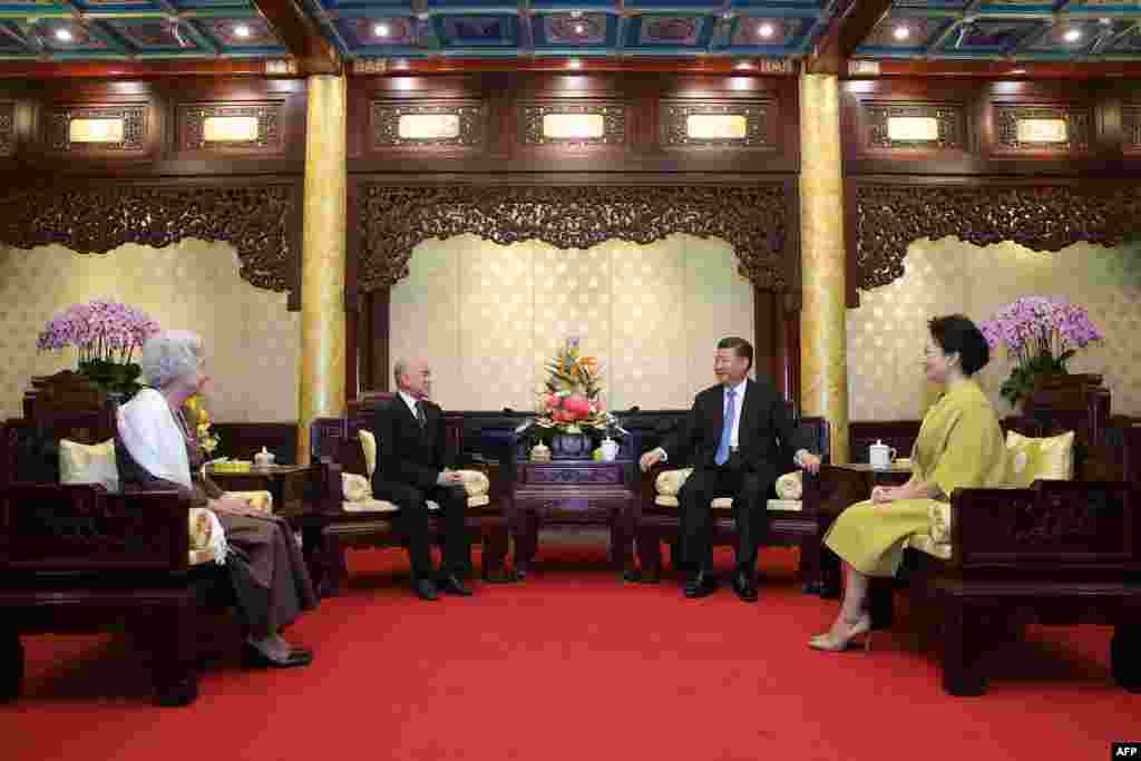 2018年9月19日,中国国家主席习近平和夫人彭丽媛在北京钓鱼台国宾馆会见了柬埔寨国王诺罗敦·西哈莫尼及其母亲——太后莫妮列。