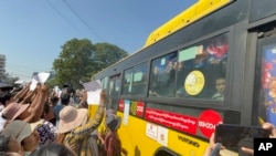 被军政府释放的囚犯离开监狱后,在一辆巴士上受到亲友的欢迎。(美联社:2025年1月4日)