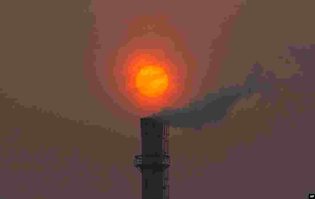 Khói bốc lên từ một nhà máy sưởi ấm ở Bắc Kinh, ngày 13 tháng 2 năm 2012.