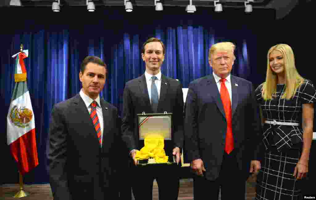 (左起)墨西哥总统涅托,贾里德·库什纳,美国总统特朗普和他的女儿伊万卡·特朗普2018年11月30日在阿根廷布宜诺斯艾利斯举行的G20峰会之前,库什纳接受墨西哥总统颁发的阿兹特克之鹰勋章后拍照留念。