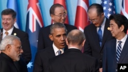 在参加20国集团峰会的各国领导人合影的时候,美国总统奥巴马和俄罗斯总统普京交谈(2015年11月15日)