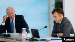 资料照片:美国总统拜登和法国总统马克龙在英国康沃尔郡卡比斯湾参加 G7 峰会的全体会议。(2021年6 月13 日)