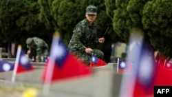 2024年10月25日在金门古宁头战役75周年纪念仪式上,台湾军人在公墓敬香。