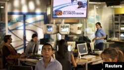 Nhân viên đài truyền hình đối lập Globovision làm việc trong phòng thu âm ở Caracas, Venezuela.