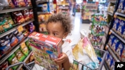 斯塔德和父母在芝加哥加菲尔德街区的皮特市场购物(2019年8月15日)。