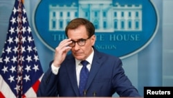 2023年5月16日,白宫国家安全委员会战略沟通协调员科比在白宫举行的例行记者会上回答媒体的提问。(路透社)