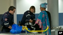 在巴黎的戴高乐机场,海关人员检查乘客的行李(2016年3月23日)