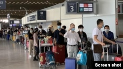 280 công dân Việt Nam bị kẹt tại 11 nước Châu Âu hồi hương trên chuyến bay đặc biệt của Vietnam Airlines đáp xuống phi trường Đà Nẵng hôm 22/7/2020. VnExpress Screenshot