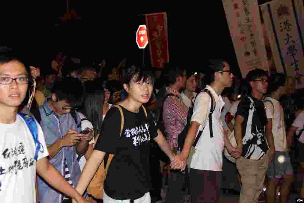 学联发起抗议梁振英拒绝对话公民抗命游行和留守礼宾府(美国之音图片/海彦拍摄)