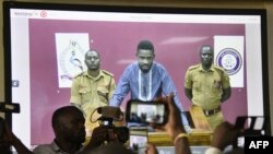 乌干达歌手出身的反对派议员博比·瓦恩2019年5月2日视频“出庭”。瓦恩原名罗伯特·森塔穆,他常因批评总统穆塞韦尼而被逮捕。《华尔街日报》的报道说,警方与华为公司员工合作破解了瓦恩的通讯工具。