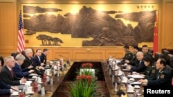 美防长马蒂斯(左)在北京与中国国防部长魏凤和(右)举行会谈。(2018年6月27日)