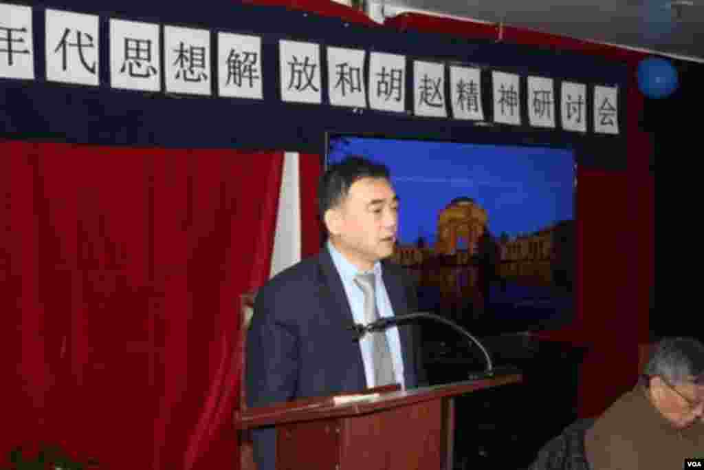 李进进发言(美国之音方冰拍摄)