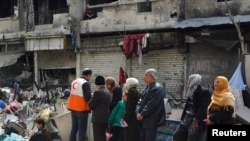大马士革的耶尔穆克难民营里,人们等待人道援助(2015年3月11日)