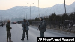 阿富汗保安部队人员守卫在首都喀布尔两次爆炸发生地点附近(2017年1月10日)。