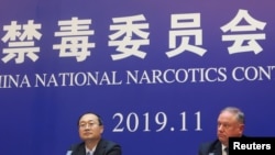 中国国家禁毒委员会办公室副主任于海斌与美国国土安全部驻华官员摩尔在河北邢台举行记者会宣布法庭对向美国贩卖芬太尼的罪犯判决结果。(2019年11月7日)