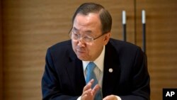 Tổng thư ký Liên hiệp quốc Ban Ki-moon kêu gọi các cường quốc thế giới hoãn bất cứ cuộc tấn công quân sự nào nhắm vào Syria cho tới khi đoàn điều tra về võ khí hóa học của Liên Hiệp Quốc hoàn tất công việc