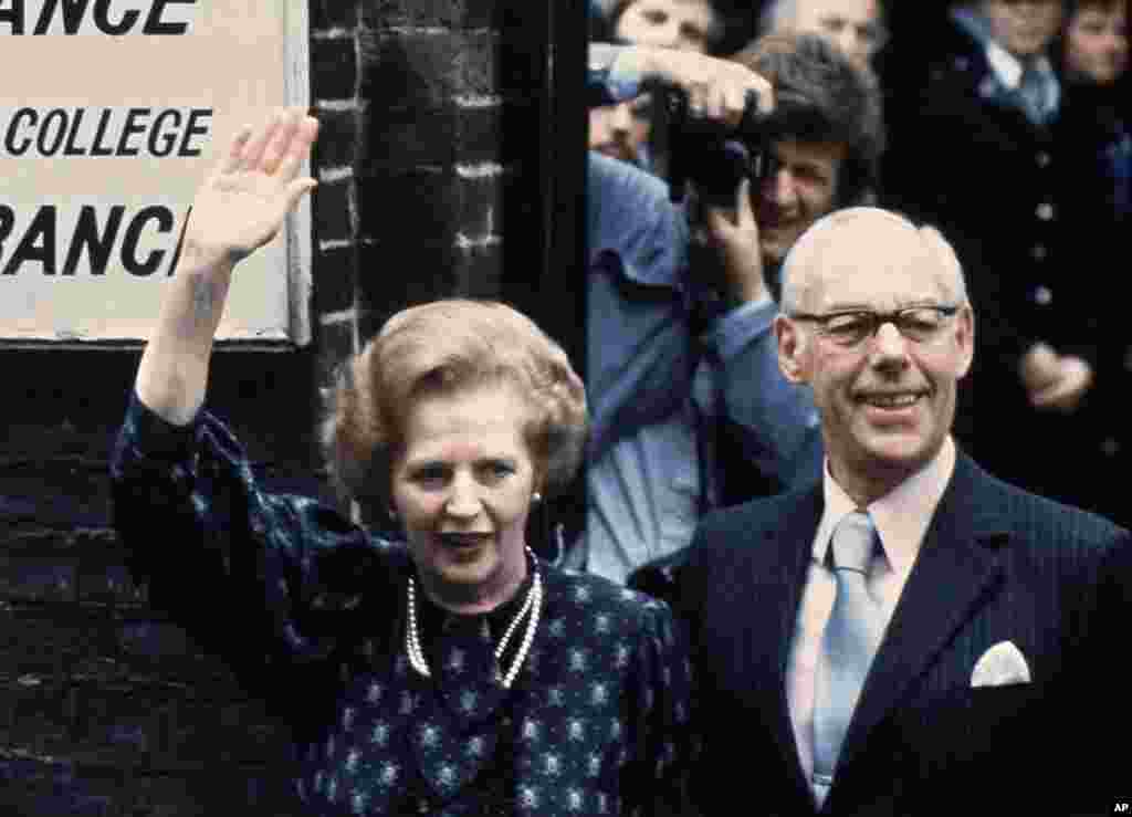 Thủ tướng Thatcher cùng phu quân rời phòng phiếu sau khi đi bầu tại London, 9/6/1983.