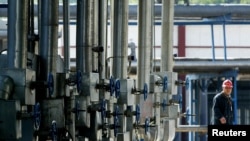 一名中国工人在检查中石化公司在吉林市的一个炼油厂设施。(资料照片)