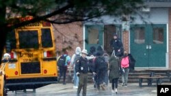 警察把发生了枪击事件的马里兰州大磨坊高中的学生转移走。(2018年3月20日)