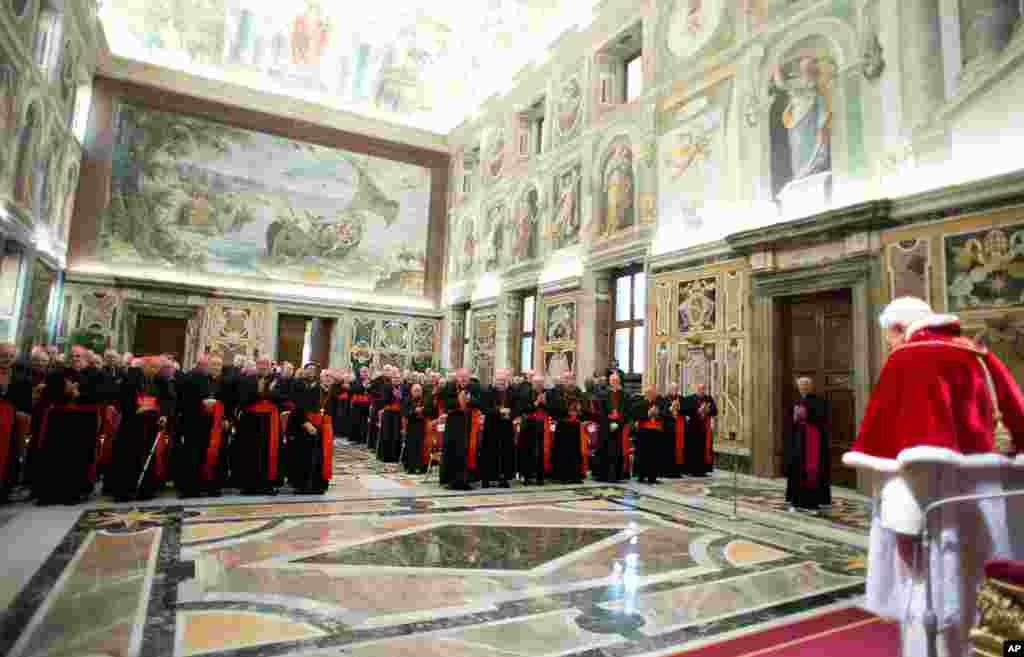 Ðức Giáo Hoàng chia tay các vị hồng y tại điện Vatican trước khi đáp trực thăng và bay tới nơi nghỉ dưỡng, ngày 28/2/2013.