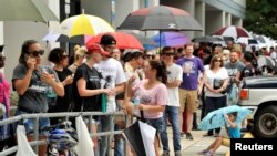 佛罗里达州奥兰多一家同性恋夜总会遭到枪击后,当地民众排起看不到头尾的长队,踊跃捐血。(2016年6月12日)