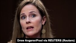 由特朗普总统提名的最高法院大法官候选人艾米·科尼·巴雷特在参议院第二天的确认听证会上作证。(2020年10月13日)