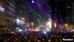 香港抗议者在示威期间使用激光笔 (2019年8月31日)