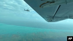 2025年2月18日,一架中国军用直升机在南中国海有争议的斯卡伯勒浅滩(Scarborough Shoal,中国称黄岩岛)上空飞近菲律宾渔业和水产局 (BFAR) 的飞机。