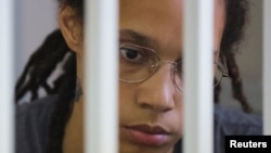 资料照片:2022年8月4日,格林纳在俄罗斯法庭的庭审中坐在被告席上。(路透社照片)