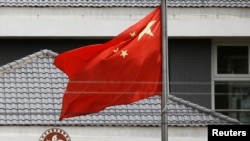 中国国旗在香港特区政府办公楼外飘扬。(2020年5月25日)