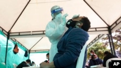 2020年10月16日,哥伦比亚波哥大市卫生工作者进行新冠病毒鼻咽样本测试,该测试为市政府免费提供。