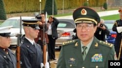 2009年10月27日,徐才厚到美国国防部参加会谈(美国国防部图片)