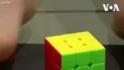 ခြေထောက်ကိုသုံးပြီး Rubik cube ဖြေရှင်းနည်းစံချိန်တင်သူ ခြေထောက်ကိုသုံးပြီး Rubik cube ဖြေရှင်းနည်းစံချိန်တင်သူ