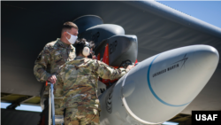 美国空军人员测试一款高超音速导弹(美国空军2020年8月6日)