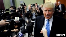 参加美国总统竞选的共和党参选人川普回答记者问题(2015年12月5日)