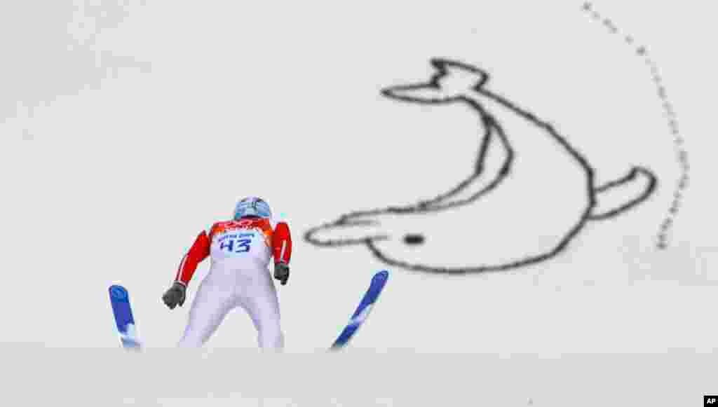 Vận động viên Pháp Jason Lamy Chappuis nhảy tập luyện trước cuộc tranh tài hai môn phối hợp Nordic tại Sochi, ngày 18/2/2014.