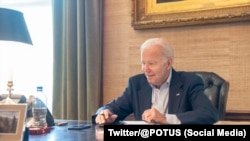 7月21日白宫宣布,拜登总统新冠病毒核酸检测呈阳性,所幸症状并不严重,而且在白宫的住处一边隔离,一边通过电话和Zoom与他的团队和助手保持联系,继续履行总统职责。-照片来源:美国总统推特账号 Twitter/@POTUS