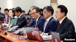 韩国总统尹锡悦(右一)2024年1月16日在龙山总统府召开内阁会议。(路透社/韩联社)