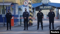 执法人员在边境检查站站岗。(2020年9月15日)