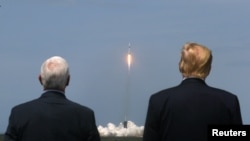 美国总统特朗普和副总统彭斯30日观看“猎鹰9”号（Falcon 9）火箭从佛罗里达州卡纳维拉尔角的肯尼迪宇航中心将两名美国宇航员送入太空。
