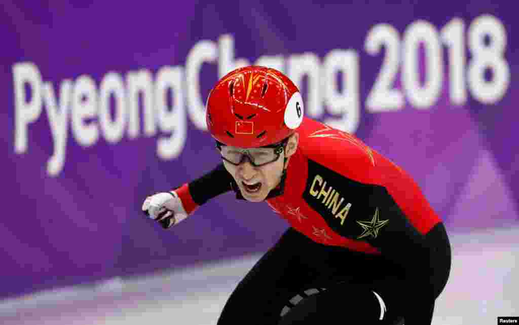 中国选手武大靖2018年2月22日在江陵冰上运动场举行的平昌冬奥会短道速滑男子500米决赛中,他此战为中国在平昌冬奥会上夺得首枚金牌。 赛前中国队被认为至少可以拿下3枚金牌,其中空中技巧和短跑道速滑都是中国队的强项,本应没有太多困难。但赛事开始以来,在一些本有希望夺冠的项目中,这支史上最大的冬奥会代表团不是表现失常,就是因为犯规等被取消资格。